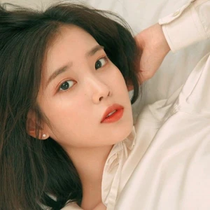 IU da trắng tóc đen