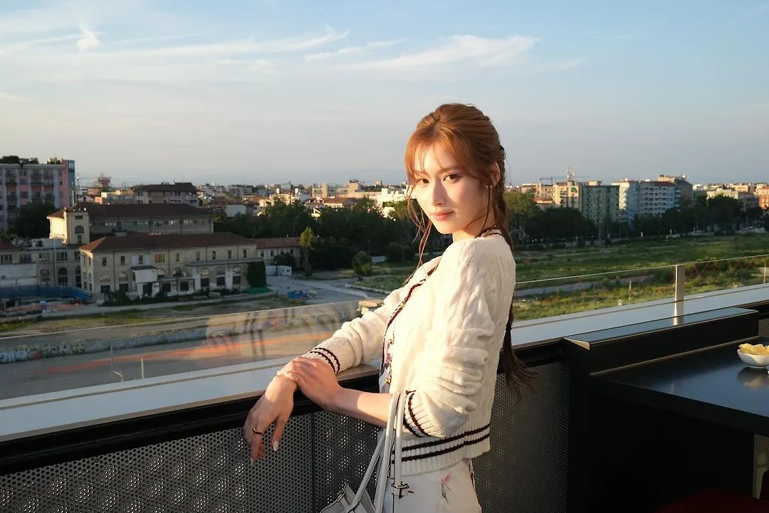 sana diện cardigan trắng