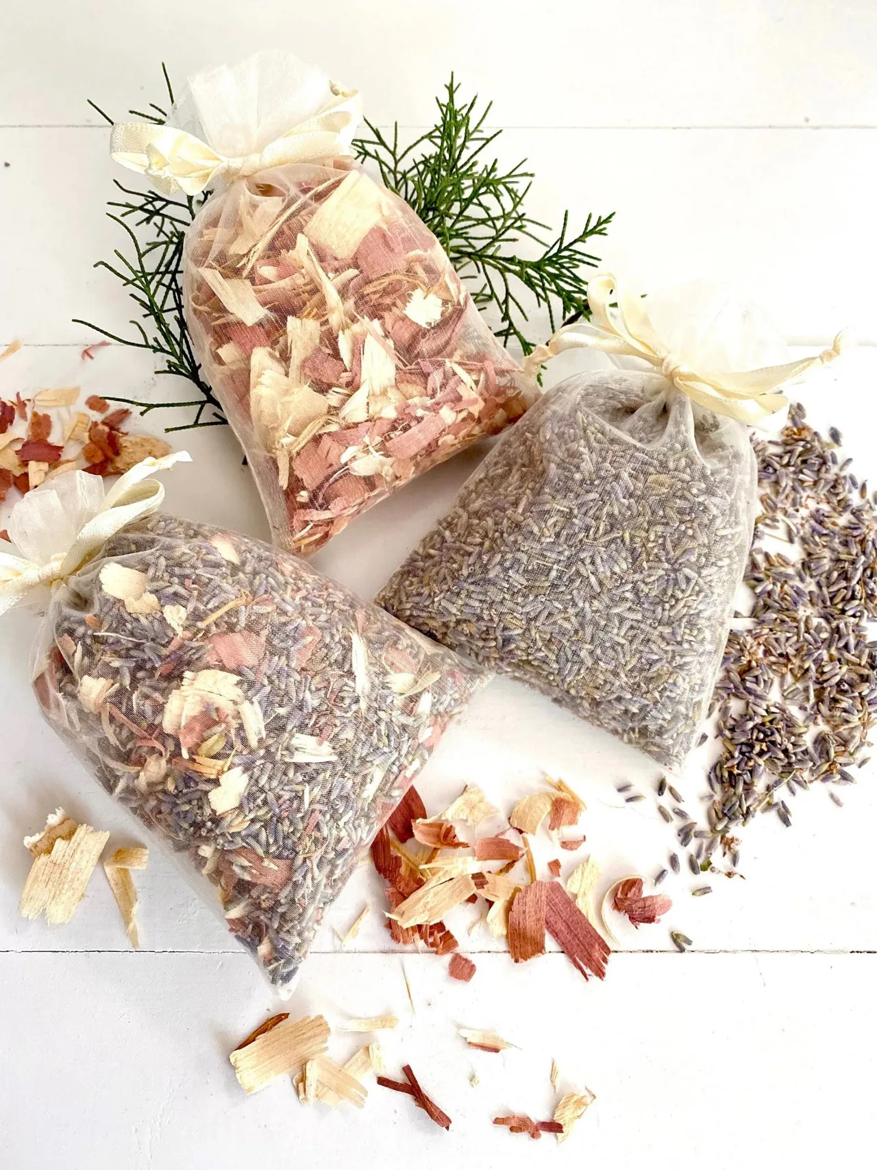 túi thơm chứa hạt khoáng, hoa khô hoặc thảo mộc tẩm tinh dầu, dùng để tạo hương thơm tự nhiên, khử mùi ẩm mốc