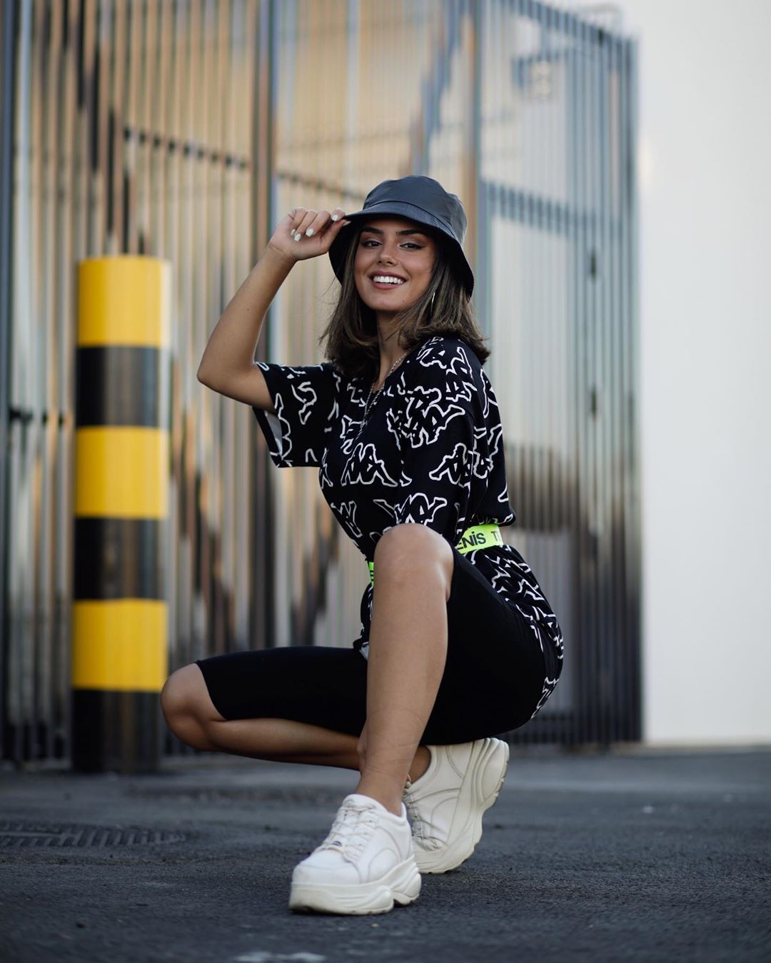 Phối đồ phong cách streetwear với mũ nồi chất liệu da