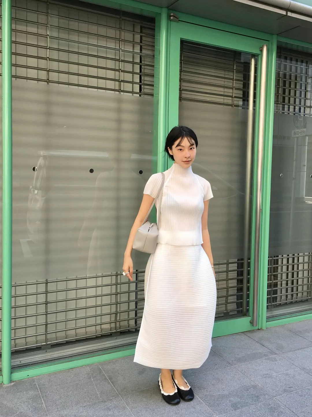Bản phối lãng mạn ngày Hè giữa áo lưới cổ cao mờ ảo và chân váy lụa satin mềm mại.