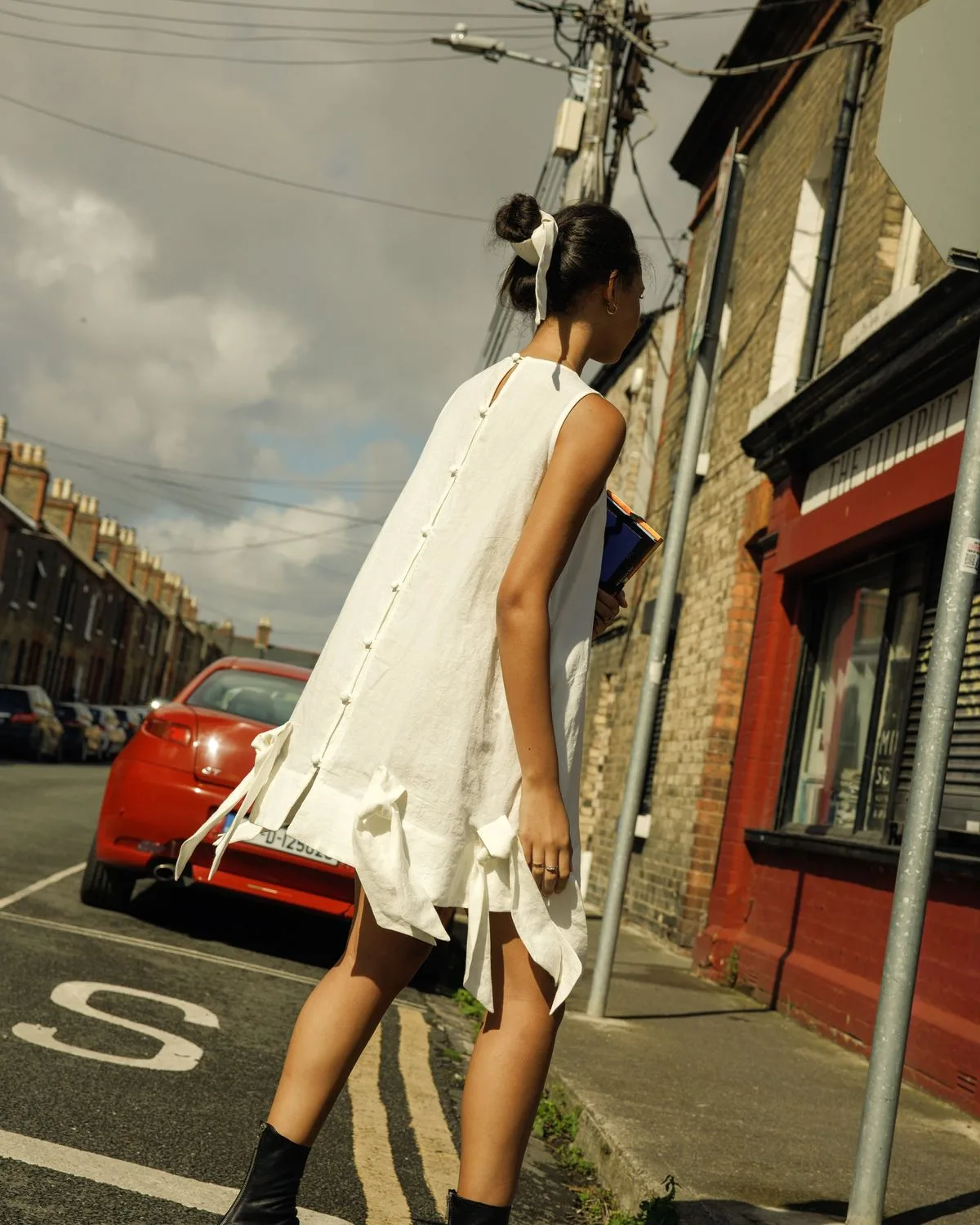 Váy shift dress trắng đính nơ