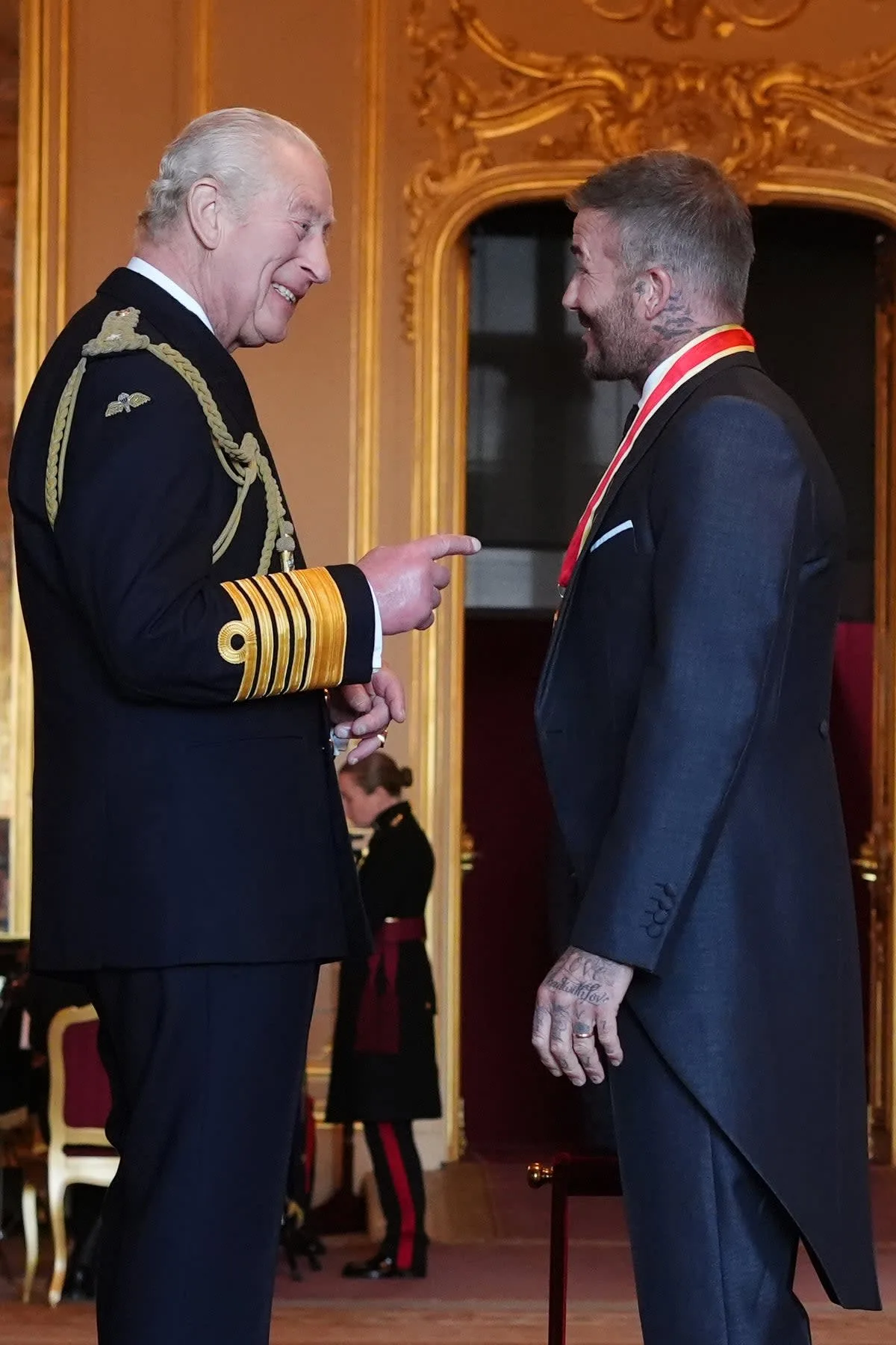 David Beckham bước vào Lâu đài Windsor với bộ cánh bespoke ba mảnh do vợ mình thực hiện