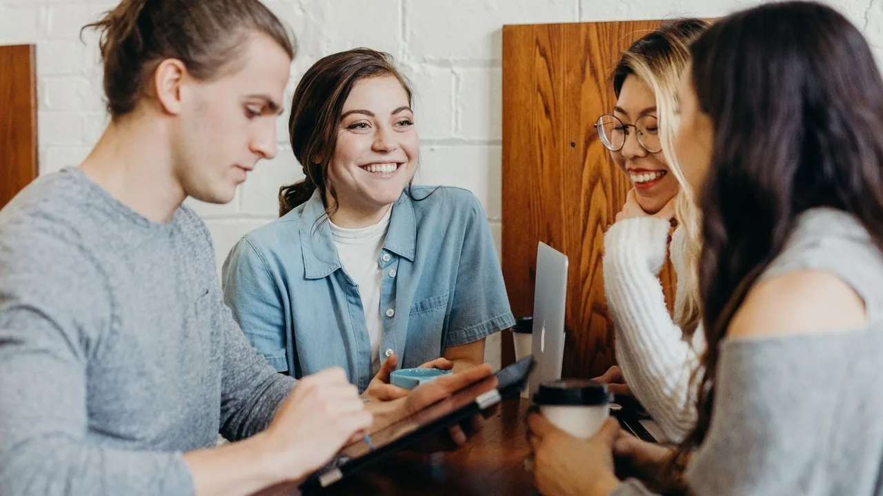 ba người cười vui vẻ gen z