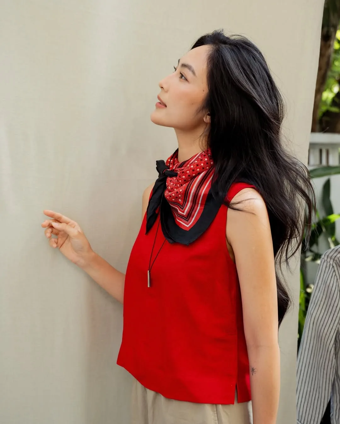 Helly Tống mặc áo linen UNIQLO