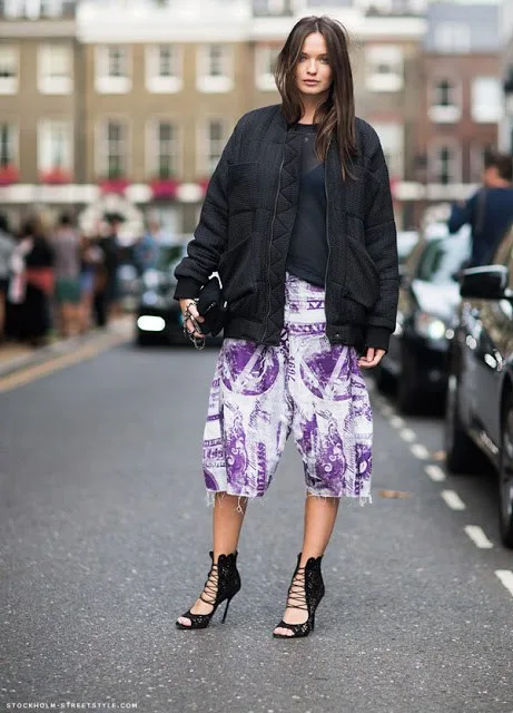 Một set đồ every-thing-oversized. Rất phá cách và “cuốn hút phải không? Nếu biết cách diện bomber dáng oversized phù hợp, bạn sẽ không bị luộm thuộm hoặc “nuốt-gọn” trong chiếc áo có phần hơi rộng so với dáng người.