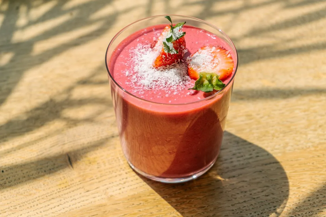 Smoothie dâu và chuối trẻ hóa làn da