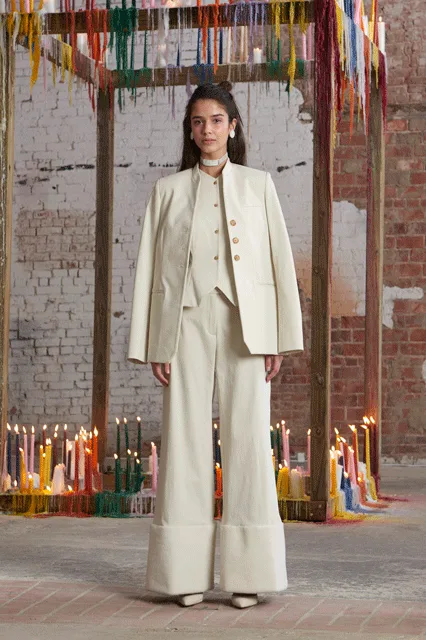 Biến thể của bộ suit 3 mảnh cho nam giới với áo gi lê và quần ống rộng.