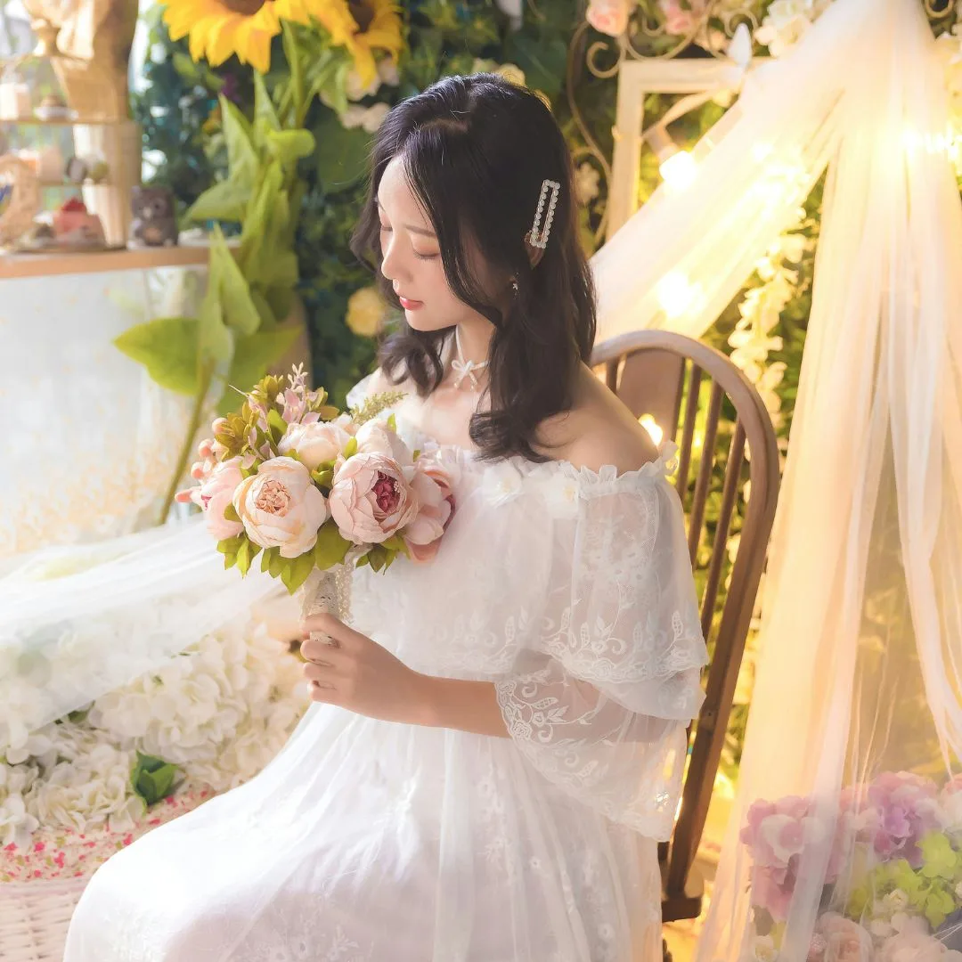 cô gái mặc áo hoa trắng có thói quen tỏa ra sức hút tự nhiên