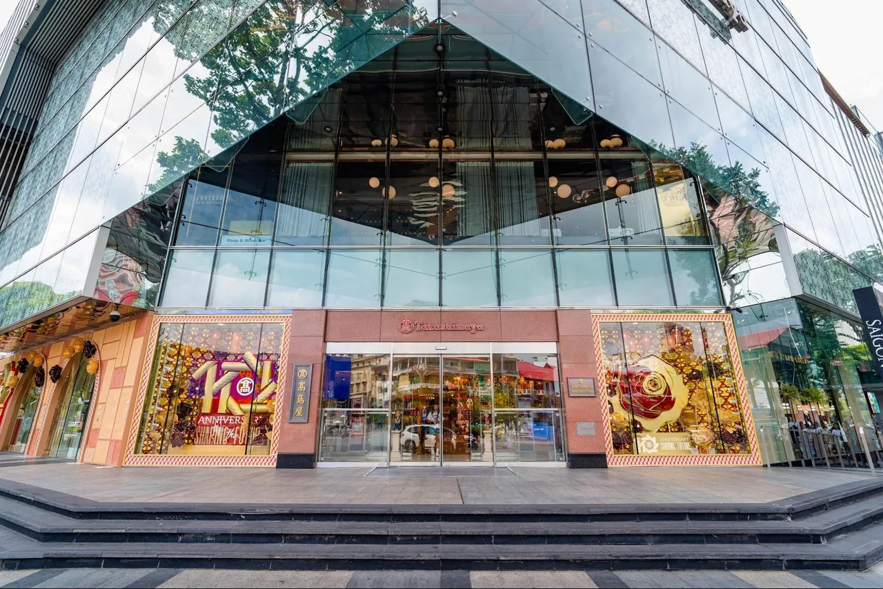 Takashimaya tọa lạc ngay vị trí đắc địa, rất thuận tiện cho việc mua sắm và giải trí