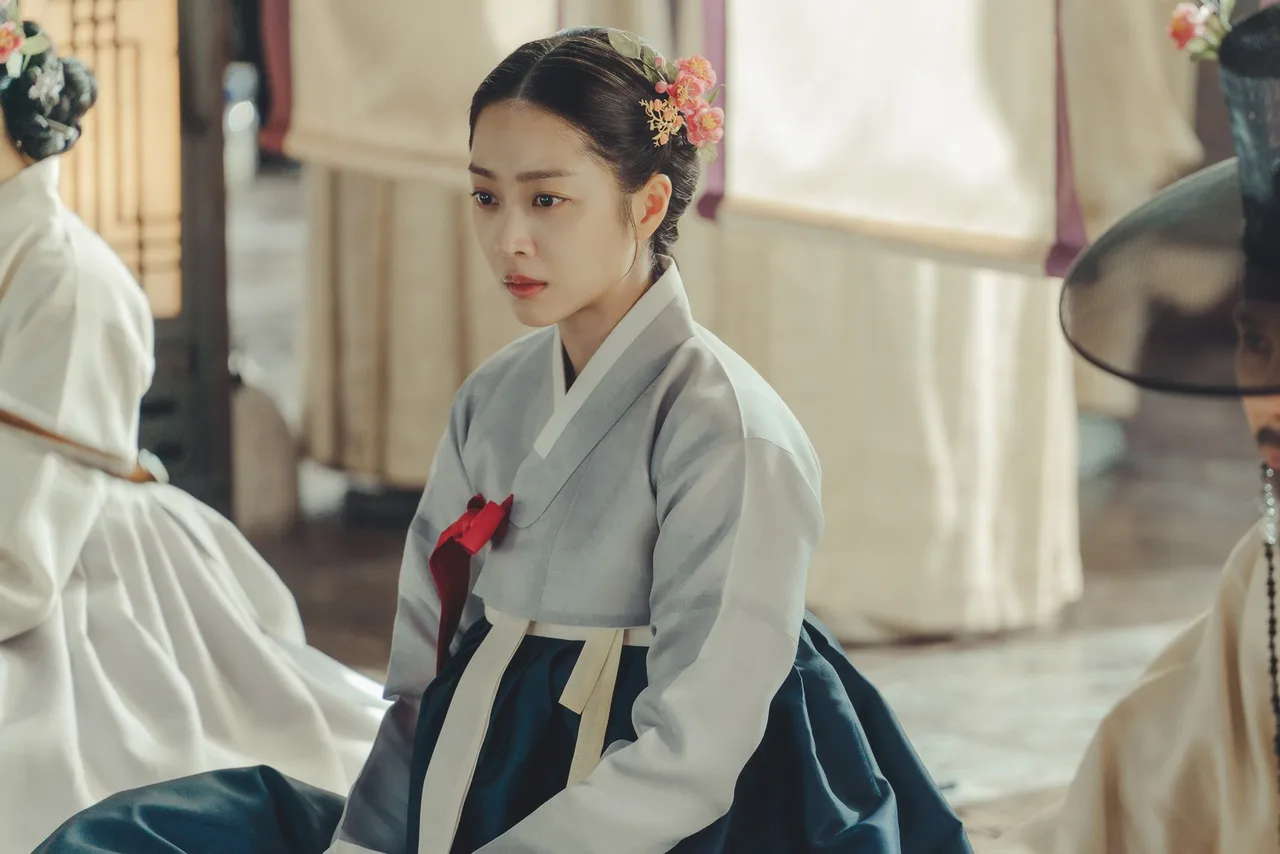 nuốt vàng nữ chính diện hanbok