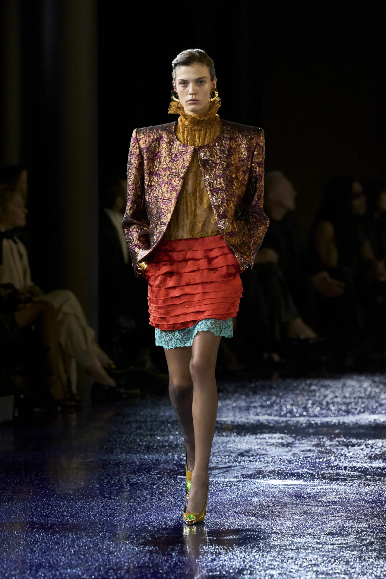 chân váy đỏ Saint Laurent