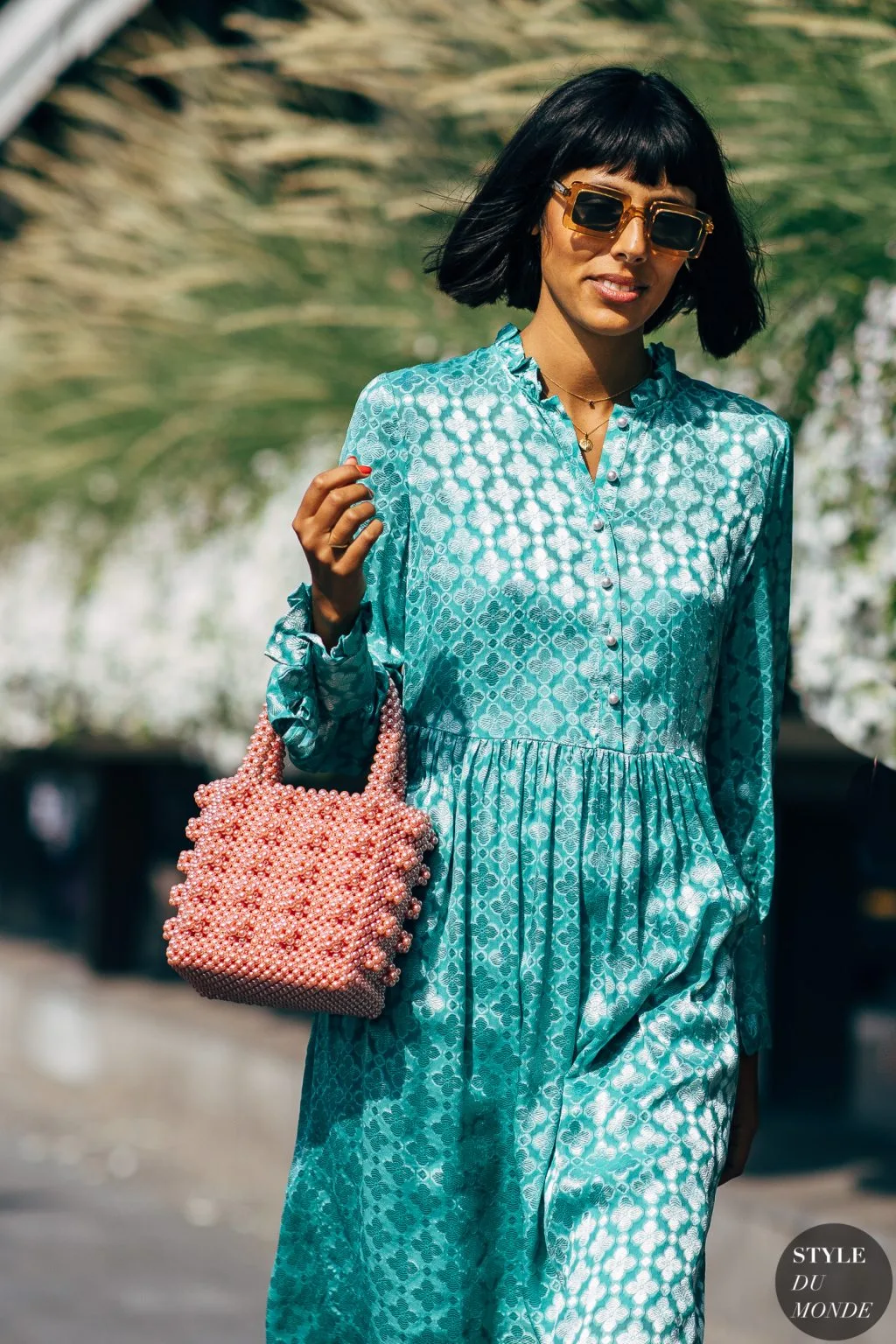 túi xách kết hạt đầm shirtdress lụa màu xanh