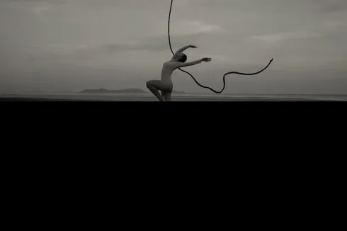“Tóc” múa ballet trong bộ ảnh nghệ thuật “Arch” của Đỗ Hải Anh