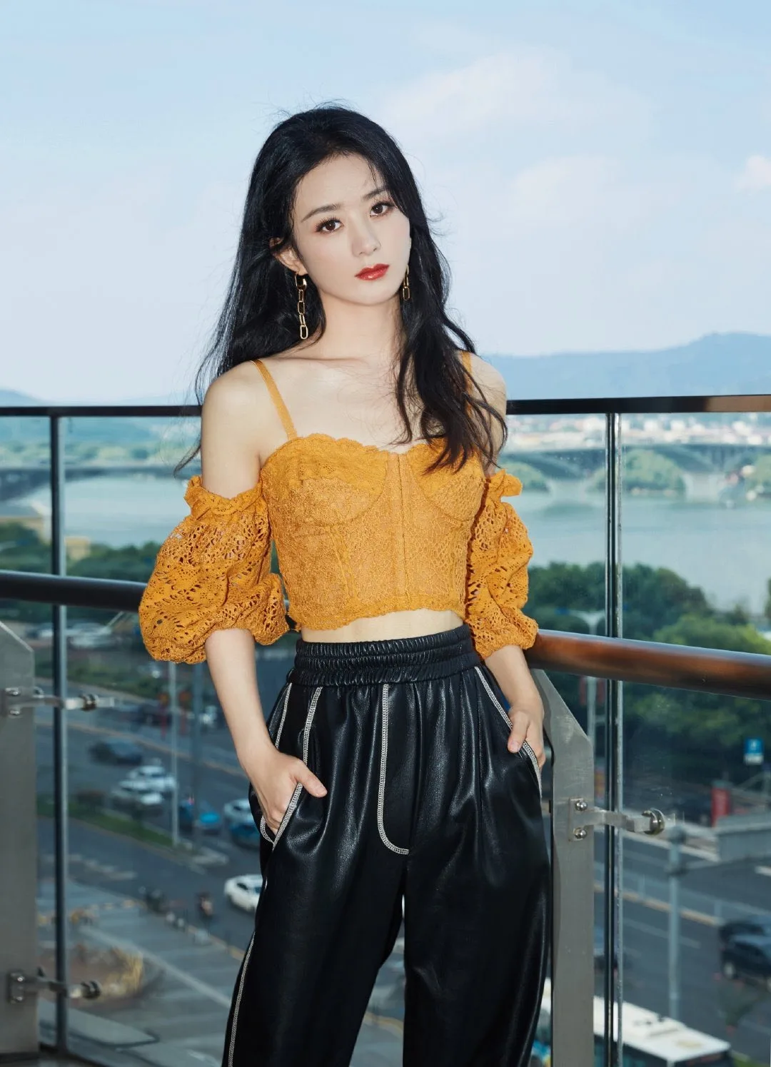 Triệu Lệ Dĩnh mặc crop-top trễ vai màu vàng và quần da ống rộng