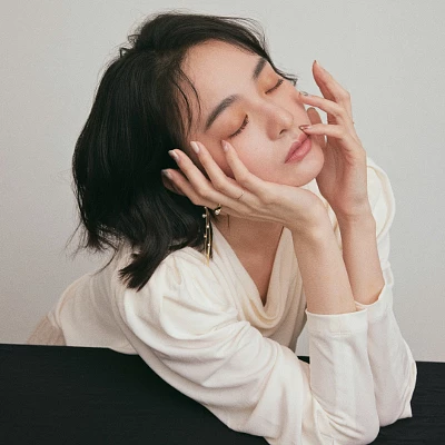 cô gái chống tay lên mặt