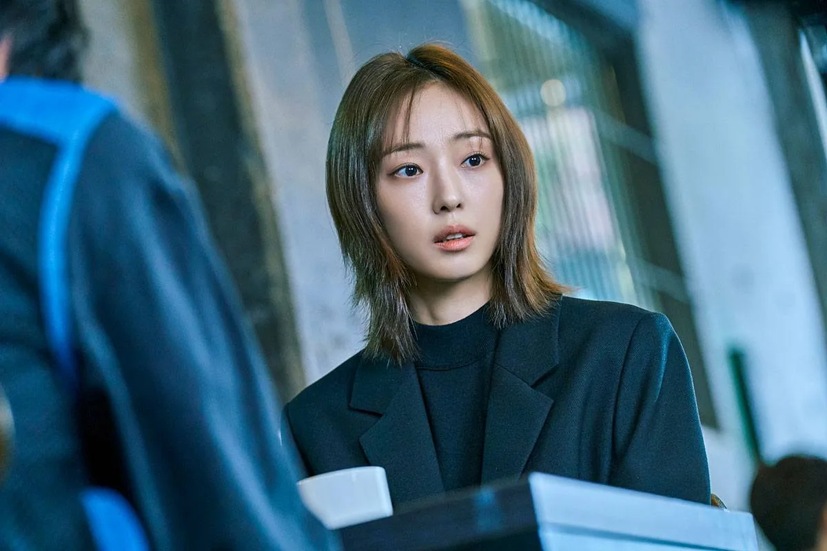 Jeon So Nee thể hiện tròn trịa một nhân vật đầy sự kiên cường, nhưng cũng tổn thương, vụn vỡ bên trong trong as you stood by phim hàn netflix vietsub