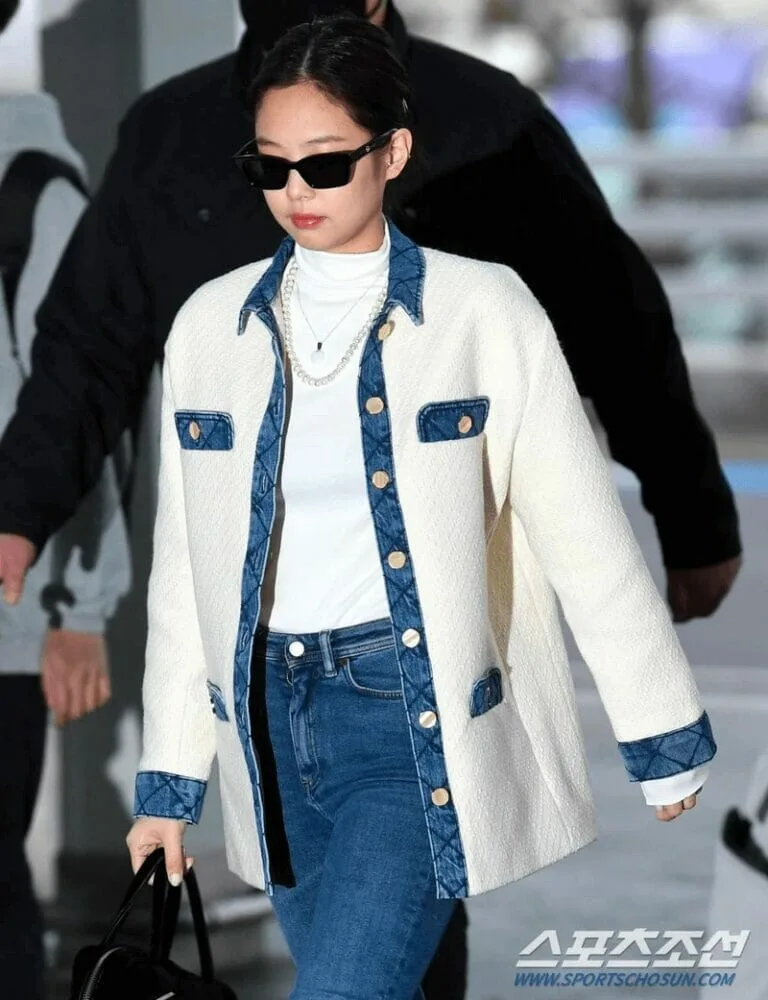 Bộ jeans tone-on-tone cùng áo dạ tạo phong thái nhẹ nhàng, phù hợp tiết trời se lạnh.