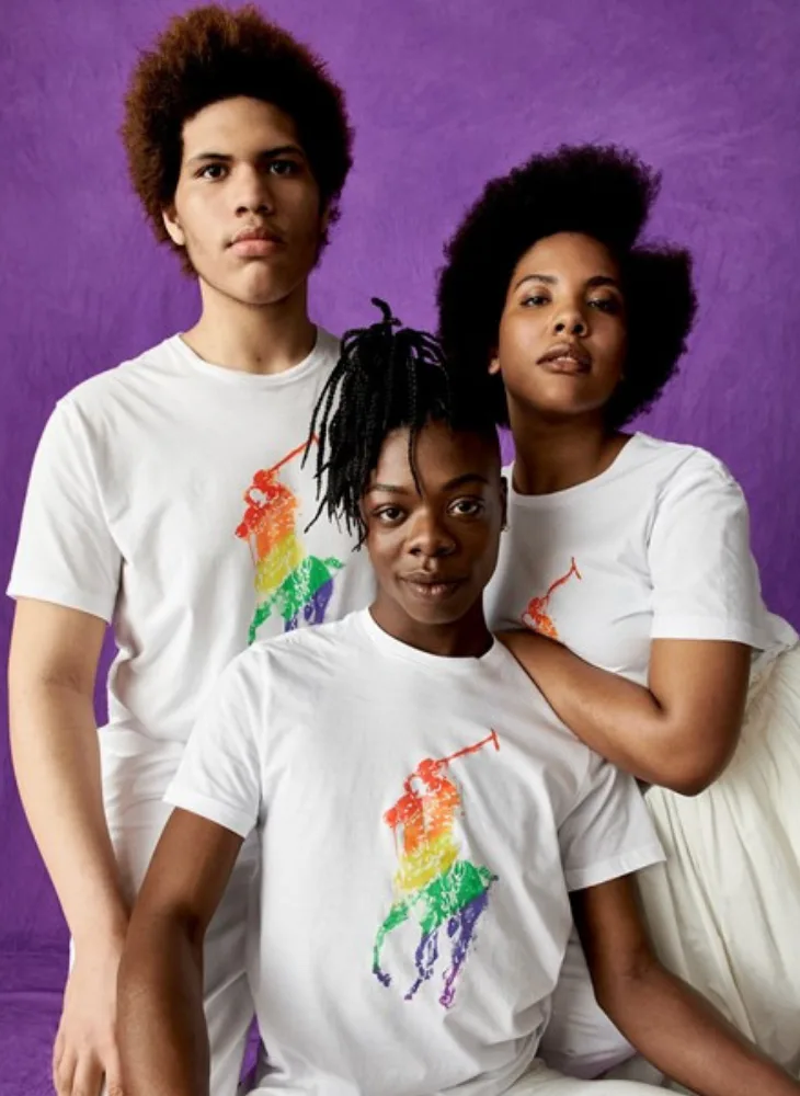 3 người mẫu mặc áo trắng bst pride của ralph lauren