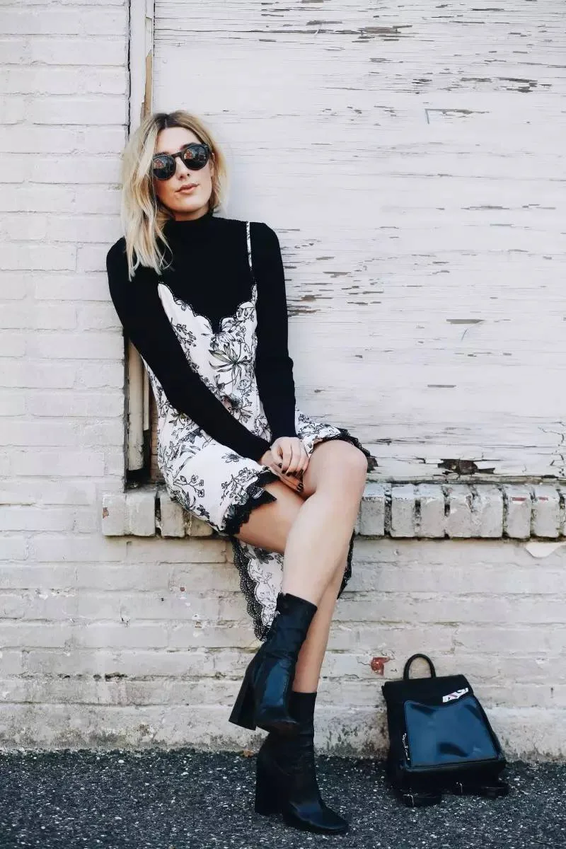 phối đồ với Áo cổ lọ và váy slip dress