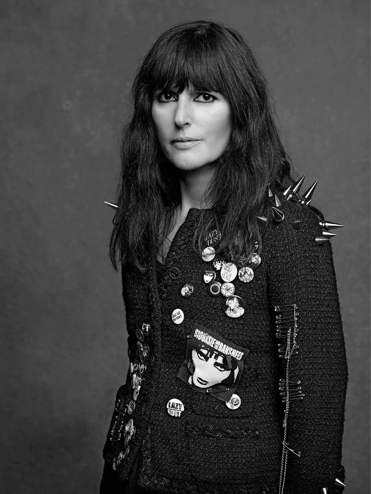 Sự điềm tĩnh và khiêm nhường của Virginie Viard trong hậu trường một show diễn Chanel.