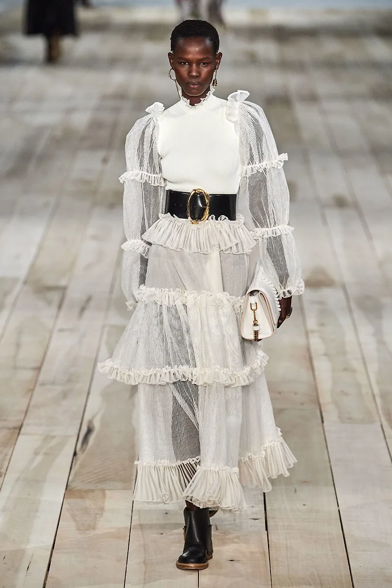 đầm voan xếp tầng tay bồng màu trắng alexander mcqueen xuân hè 2020