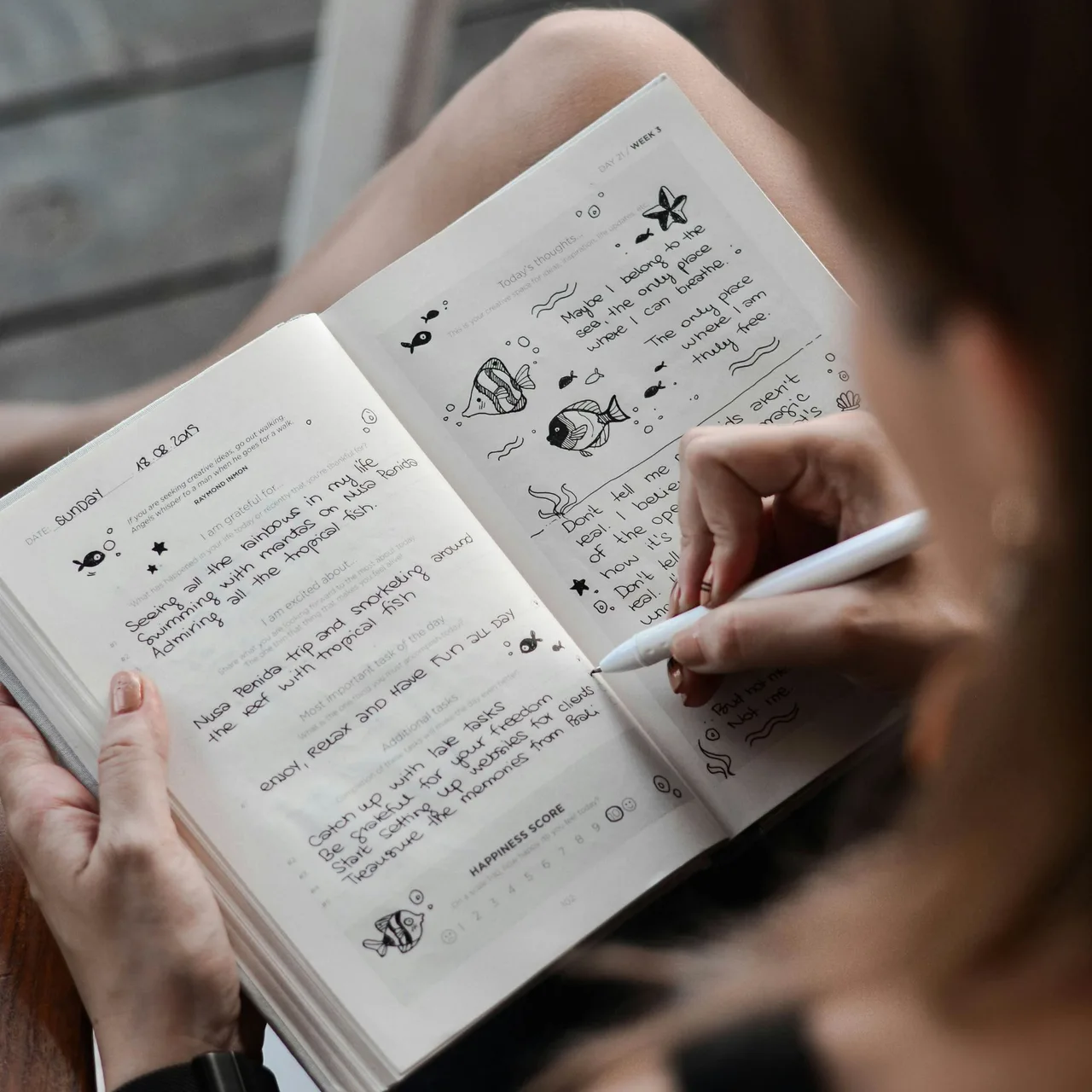 cô gái ghi chú tiết kiệm