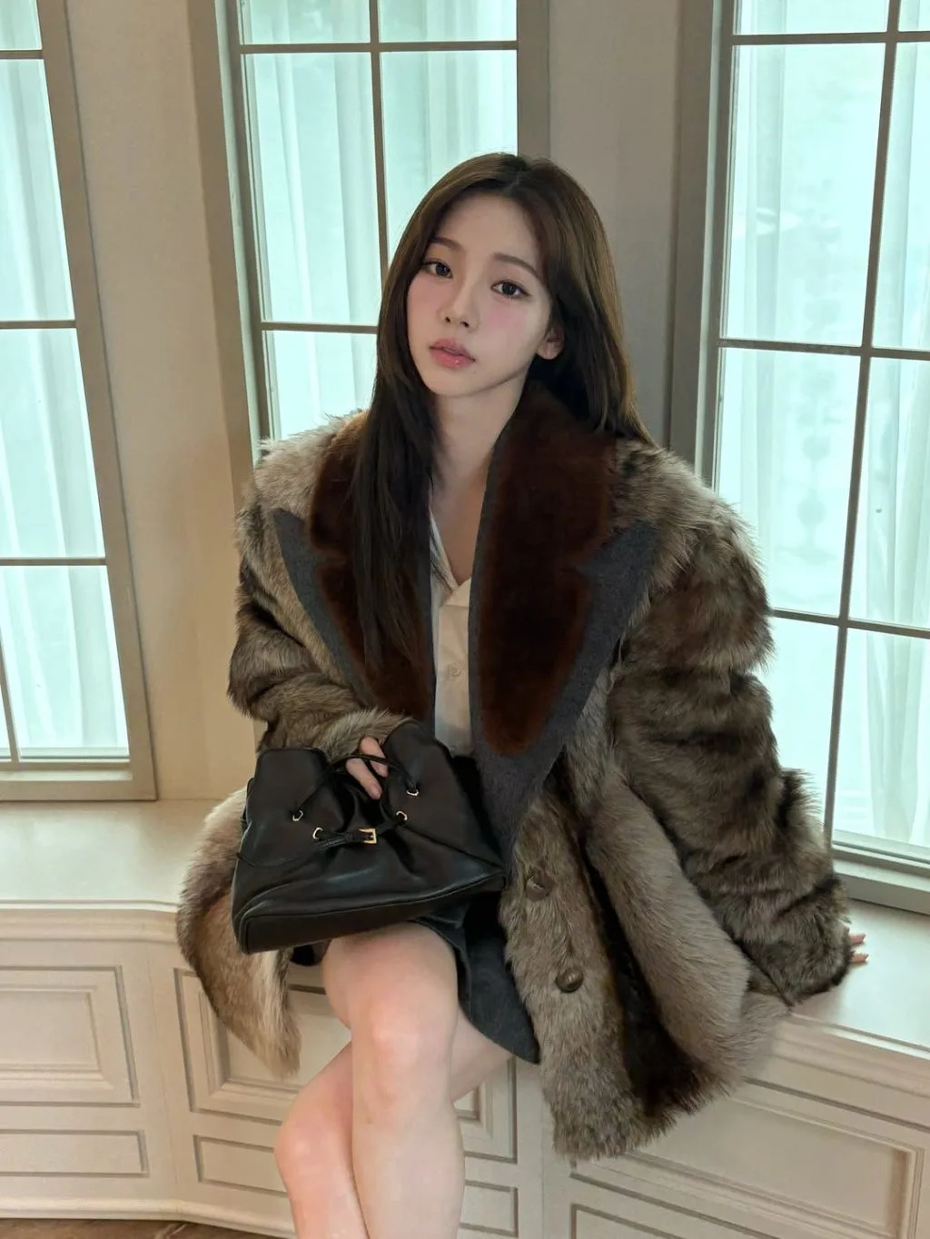 Karina diện áo choàng lông