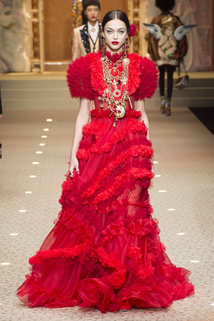 ELLE Việt Nam - Dolce & Gabbana hòa vào cuộc chơi công nghệ với bộ sưu tập Thời trang Tín ngưỡng (27) ELLE Việt Nam - Dolce & Gabbana hòa vào cuộc chơi công nghệ với bộ sưu tập Thời trang Tín ngưỡng (27)