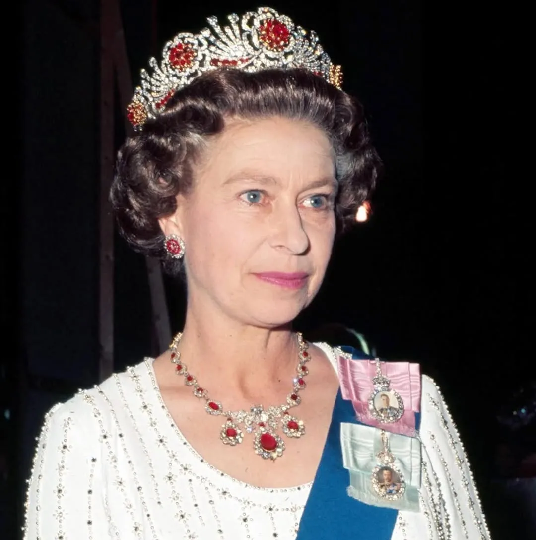 Nữ hoàng Elizabeth II đặt Garrard chế tác Burmese Ruby Tiara