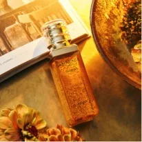 diofons chai sp tinh chất vàng nằm trên bìa tạp chí