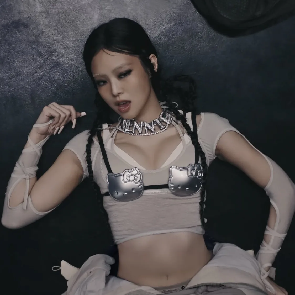 elle-thoi-trang-trong-mv-like-jennie-hyein-seo (3)