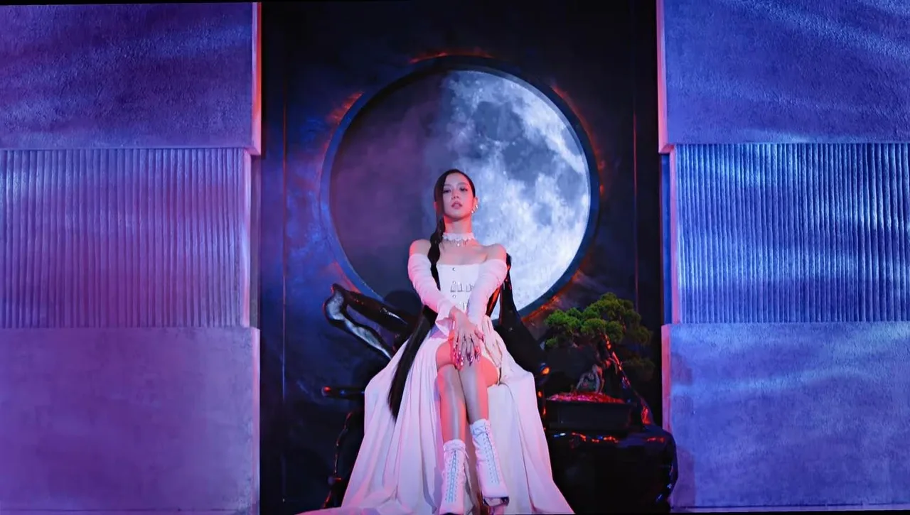 Jisoo trong váy trắng MV Pink Venom