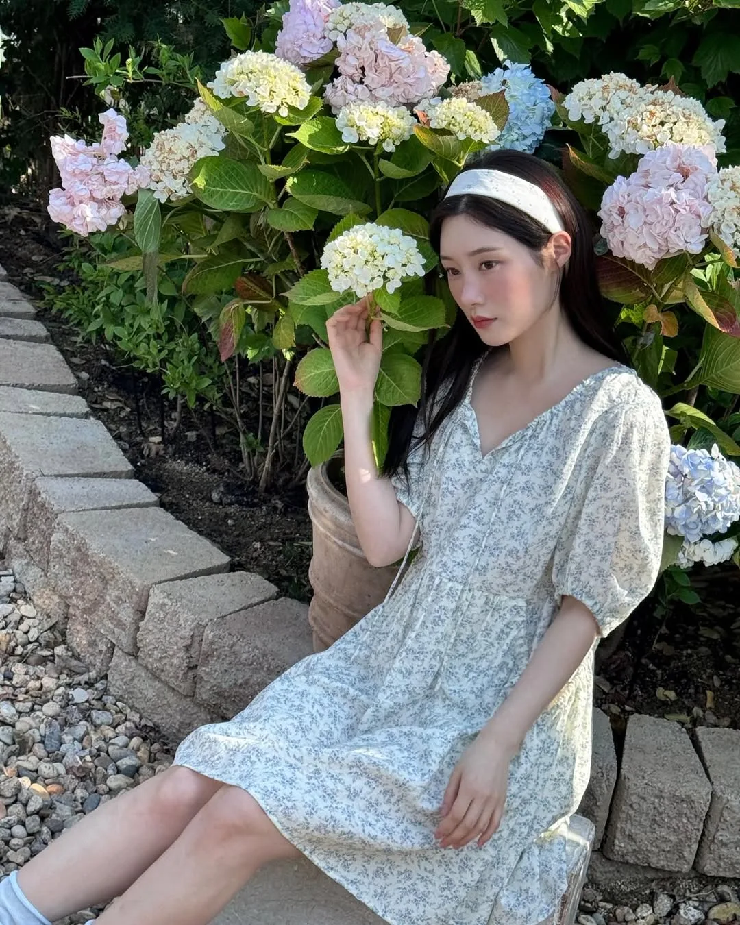"nữ luật sư" Jung Chae-yeon diện váy hoa