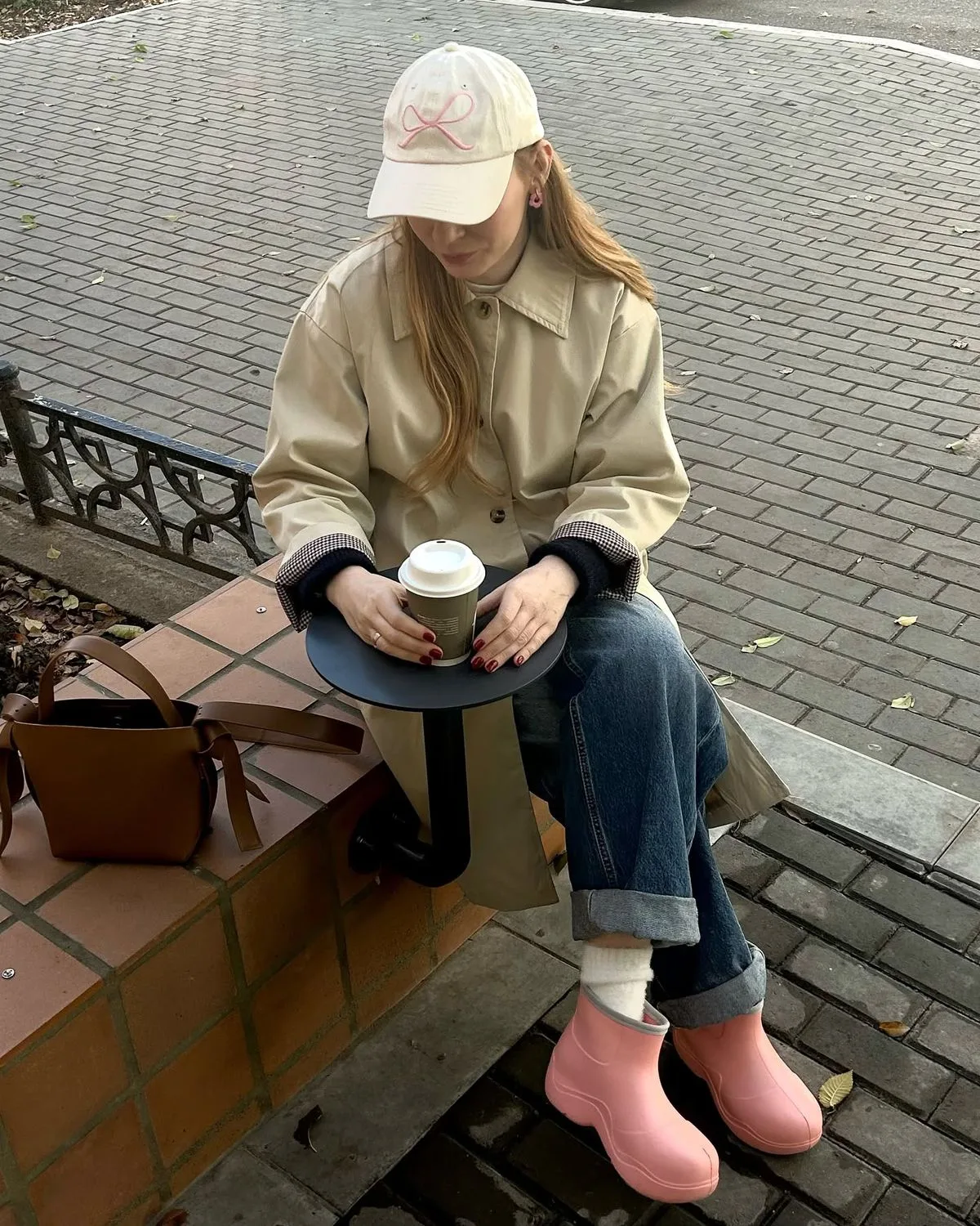 Quần jeans vẫn có thể mặc vào những ngày mưa khi xắn gấu và được bảo hộ bởi boost cao su.