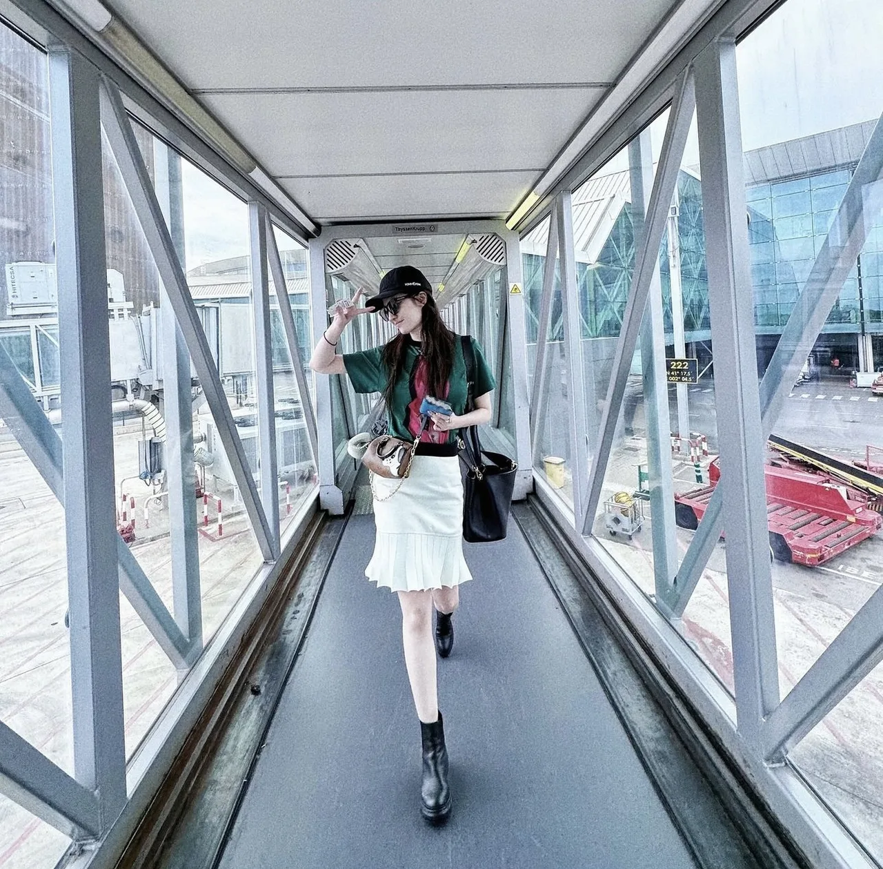 Lưu Diệc Phi với túi xách LV Nano Speedy