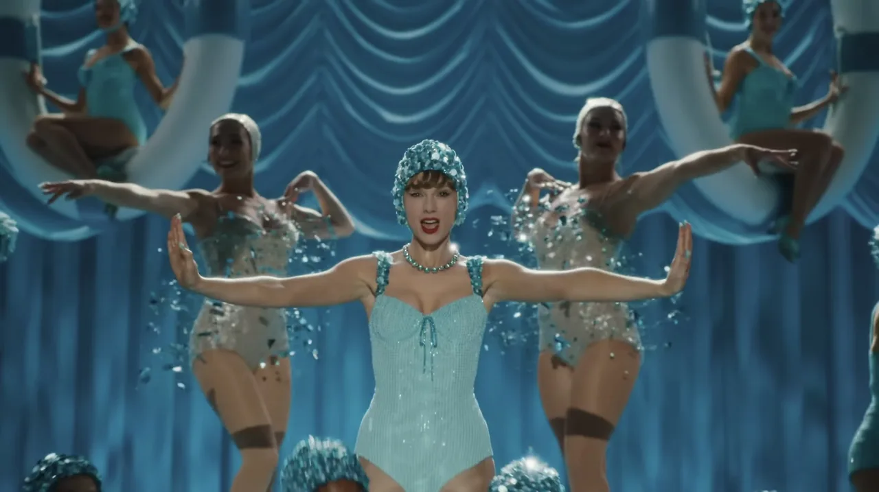 Taylor Swift diện body suit xanh ngọc