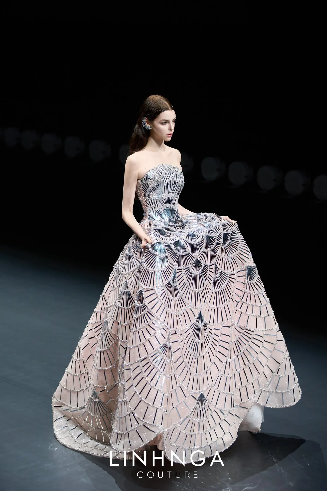 elle-linh-nga-couture-shanghai-fashion-week-2026-tuan-le-thoi-trang-thuong-hai-thoi-trang-viet00005