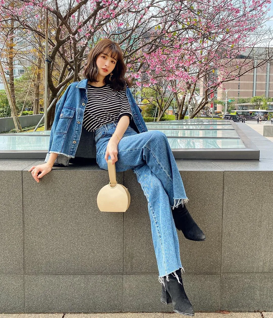 Thời trang cung Song Tử - Áo khoác và quần denim, phối cùng áo thun kẻ sọc