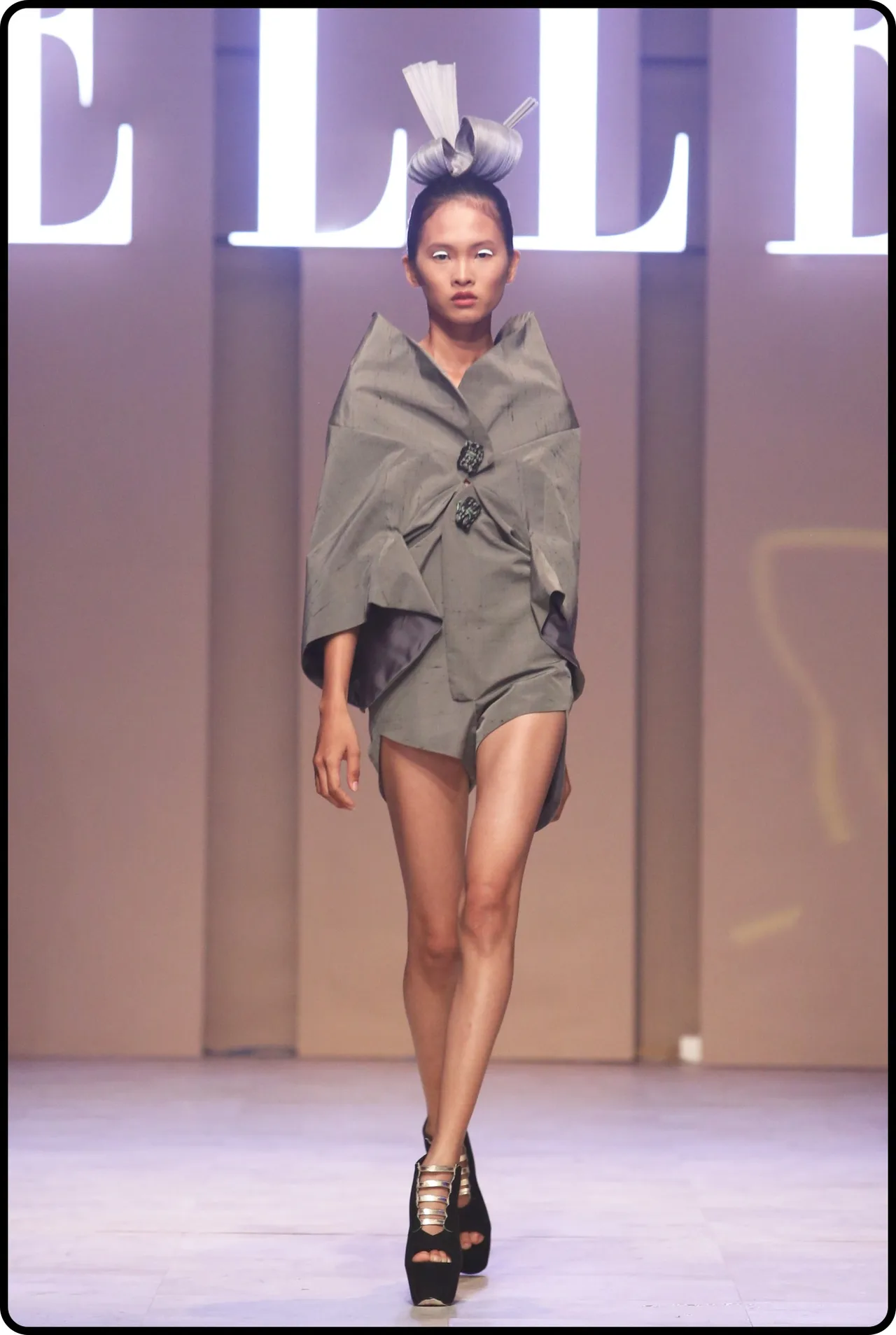 BST của NTK Nuchsuda tại ELLE Fashion Journey 2016