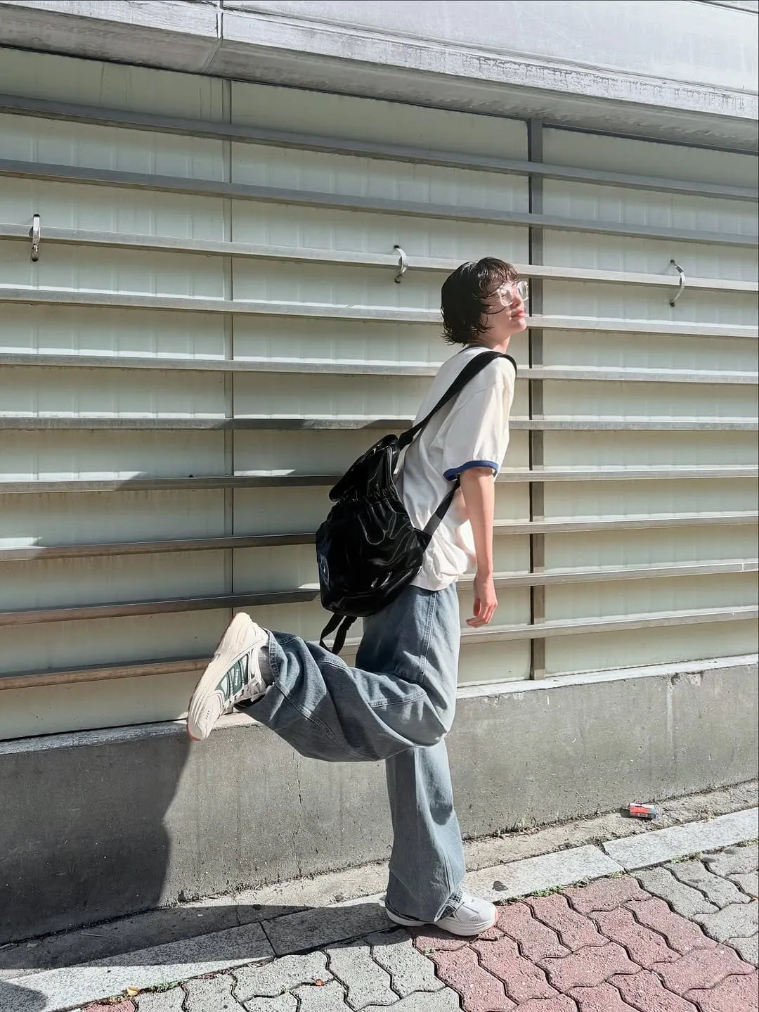Áo thun trắng và quần jeans - công thức "tiết kiệm năng lượng" hoàn hảo cho ngày lười biếng.