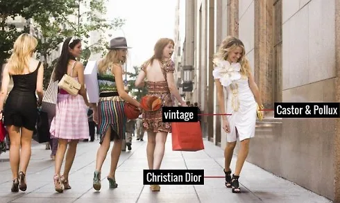 Chiếc đầm được tô điểm bằng một bông hoa thật to, phối cùng giầy Christian Dior, phụ kiện Castor & Pollux đã khiến biết bao cô gái phải ngoái đầu suýt xoa. 