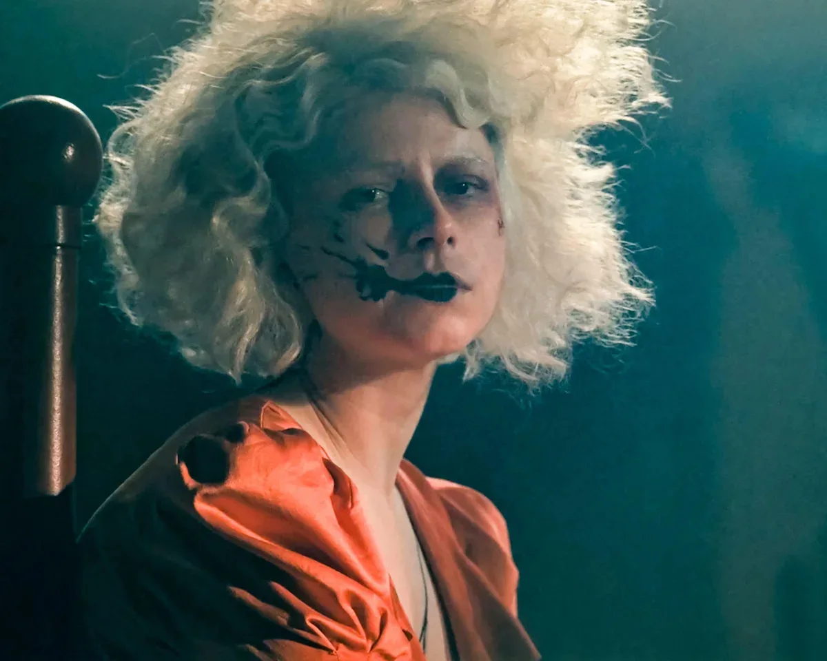 Bộ phim đầu tiên khai thác câu chuyện của Cô Dâu trong tác phẩm Frankenstein jessie buckley