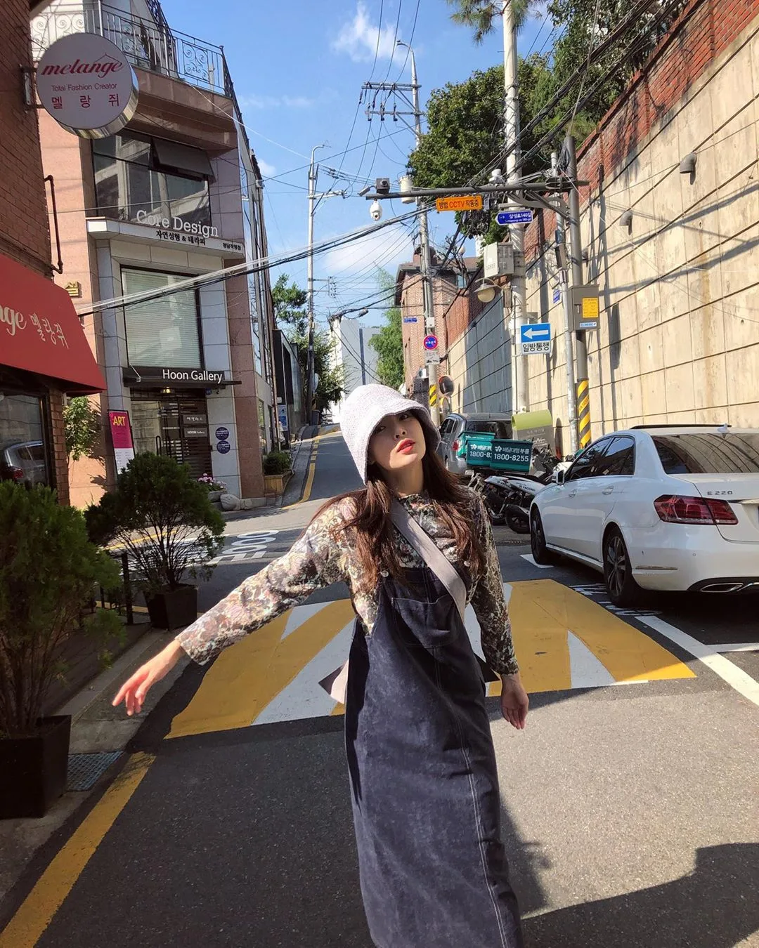 ca sĩ hyuna phong cách retro váy yếm denim áo tay dài