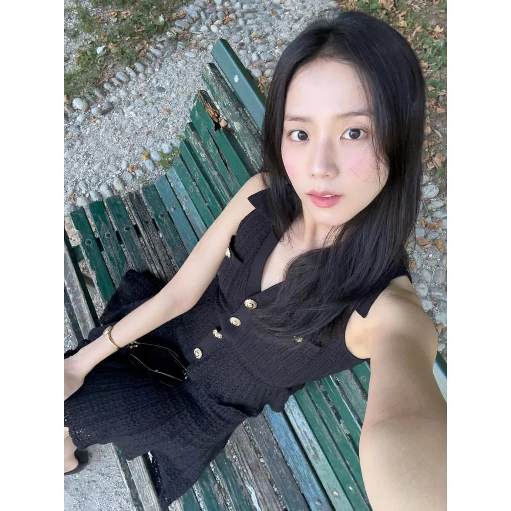 Jisoo (BLACKPINK) với phong cách no eye makeup, tỏa sáng nhờ vẻ đẹp tự nhiên.