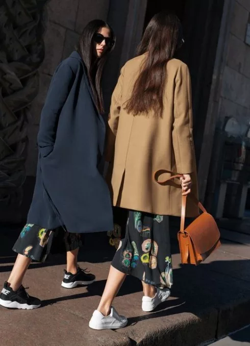 Áo khoác tailoring và giày sneakers mang đến vẻ ngoài năng động và thời thượng.