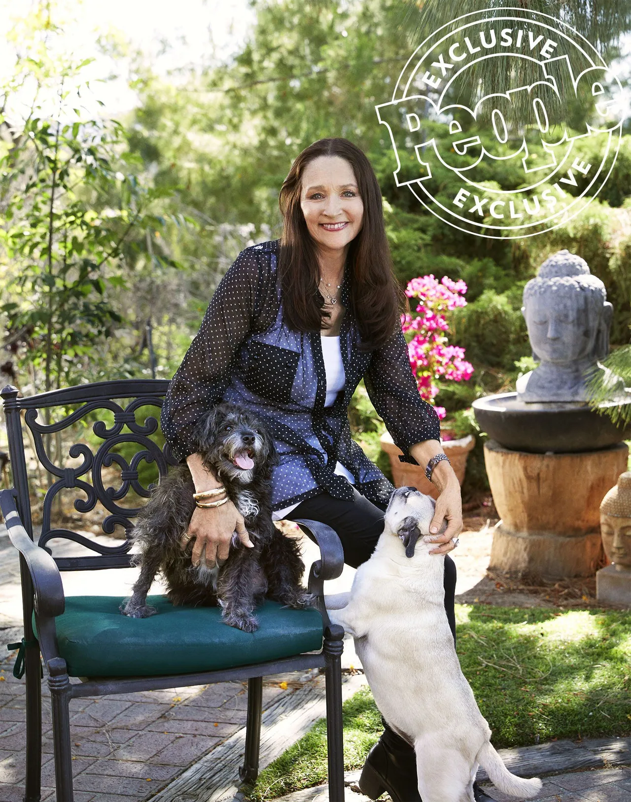 Olivia Hussey chụp hình quảng bá cuốn sách năm 2018. Bà viết cuộc đời có đau thương, có hạnh phúc. Bà biết ơn vì vượt qua tất cả sóng gió để sống an vui trong hiện tại