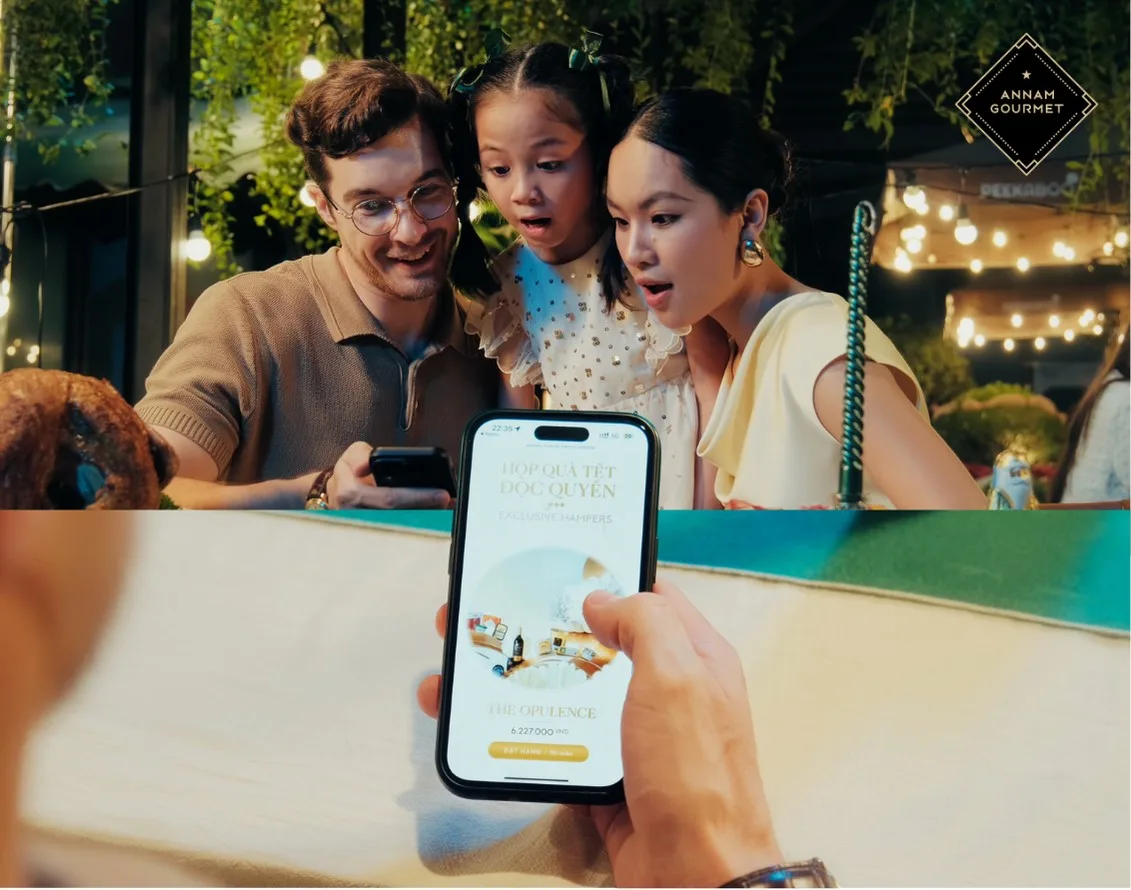 Landing page khám phá Hộp Quà Lễ Hội 2025 và đặt hàng của Annam Gourmet khi xem trên điện thoại.