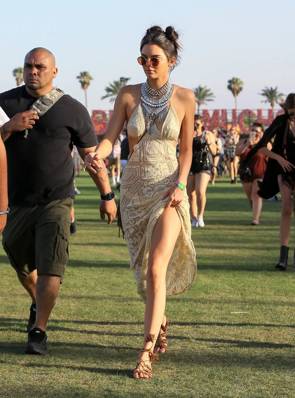 kendall jenner diện đầm màu beige phong cách bohemian
