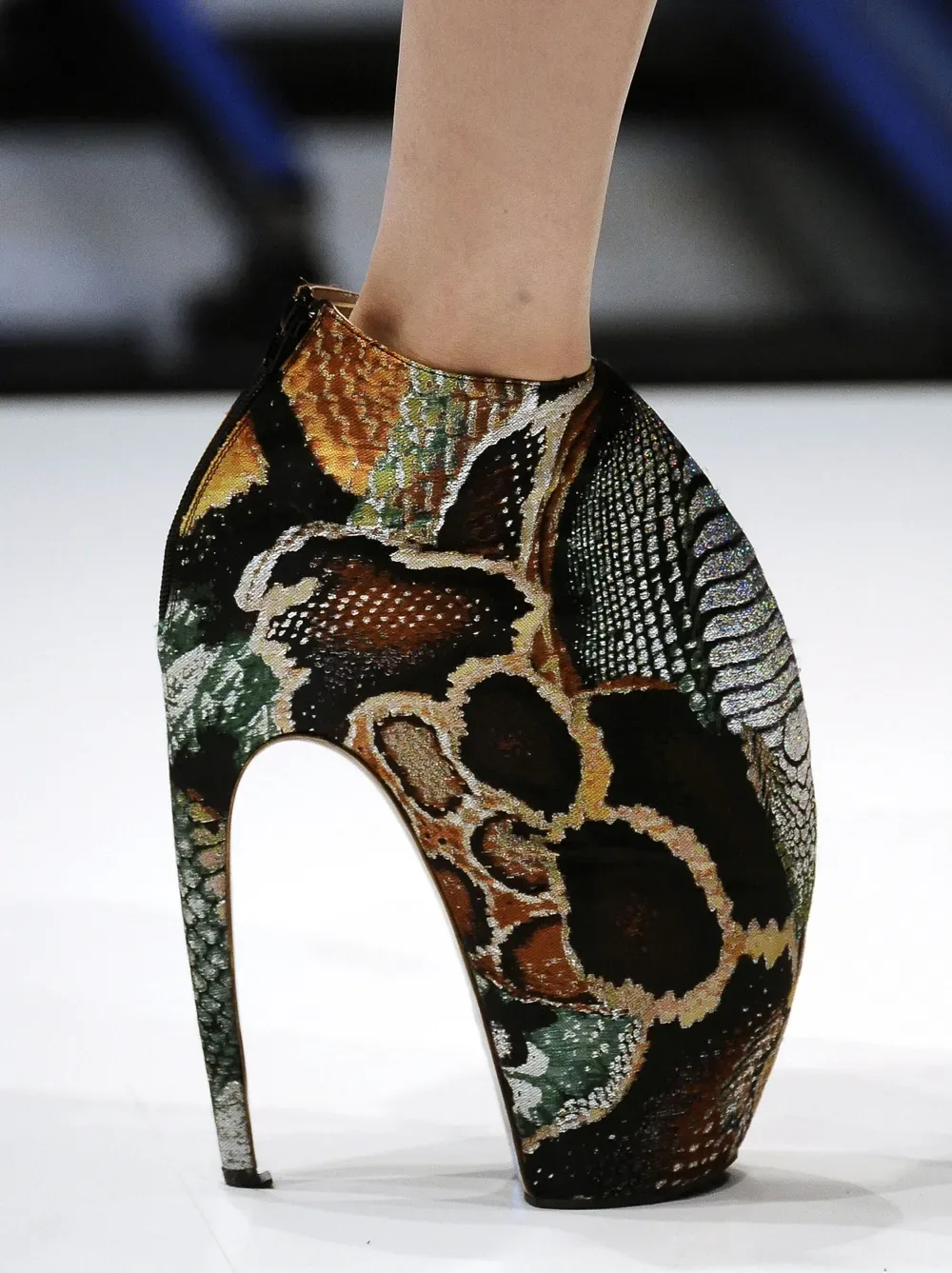 Armadillo boots của Alexander McQueen